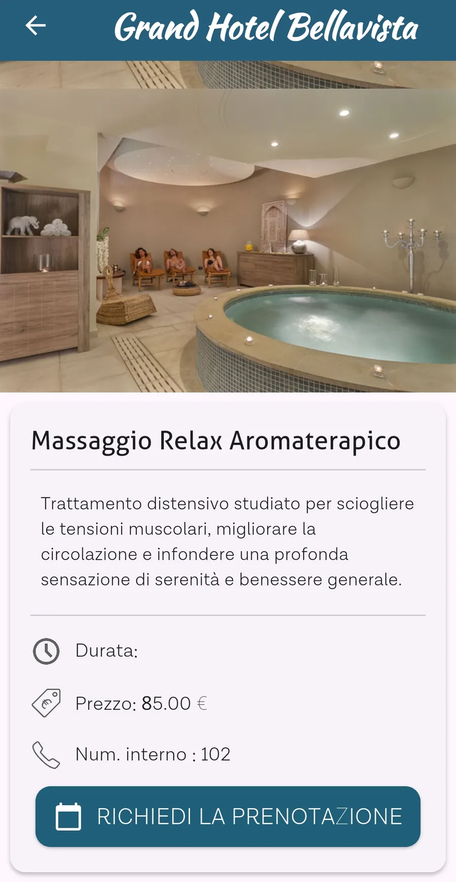 Scheda del servizio Massaggio relax aromaterapico nell'app dimostrativa: foto della spa, descrizione, durata, prezzo, numero interno e pulsante Richiedi la prenotazione.